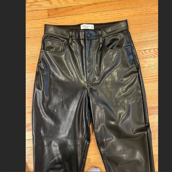 Abercrombie & Fitch Curve Love Vegan Leather 90s Straight Pant (Size 10, Black) - Picture 7 of 11